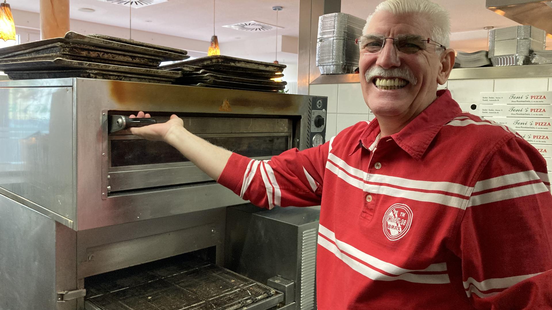 Agostino Mimmo, Inhaber von Tonis Pizza in Gaggenau, steht an einem Pizzaofen