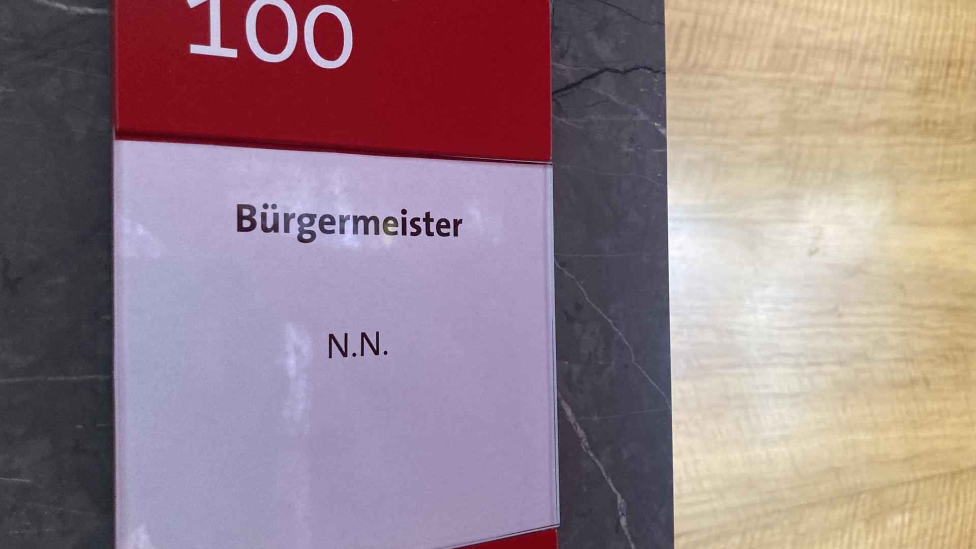 Türschild neben dem bisherigen Zimmer des Bürgermeisters im Rathaus von Gaggenau. Die Beschriftung lautet „Bürgermeister“, in der Zeile darunter steht „ N.N.“.
