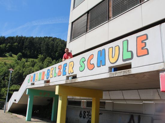 Ein bedeutender Moment für Schulleiter Oliver Hintzen: Die Johann-Belzer-Schule ist ab dem kommenden Schuljahr nur noch eine reine Grundschule.
