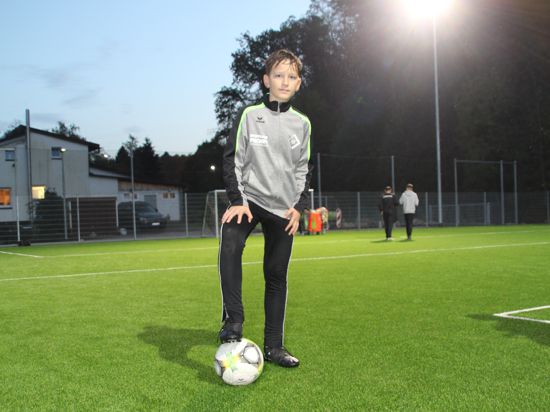 Der Ball kann rollen: Jugendspieler Rouven Wieser testet den neuen Kunstrasen des FV Bad Rotenfels.