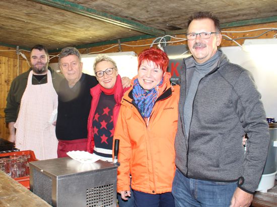 Drei Männer und zwei Frauen. Muntere Helfertruppe der Stadtkapelle Gernsbach. An ihrem Stand auf dem Gernsbacher Weihnachtsmarkt bieten sie unter anderem selbstgemachtes Zwiebelfleisch mit Knoblauchsoße.