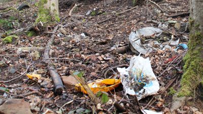 Es kommt alles wieder nach oben: alte Reifen, Metallschrott und immer wieder Plastik. Der Müll vergangener Jahrzehnte tritt an der Böschung der alten Deponie Erlichwald in Gaggenau zutage.