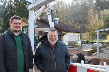 Firmengründer Christoph Werner (rechts) und Geschäftsführer Patrick Raum auf der Baustelle: Im Biergarten im Kurpark von Bad Rotenfels laufen umfangreiche Arbeiten.