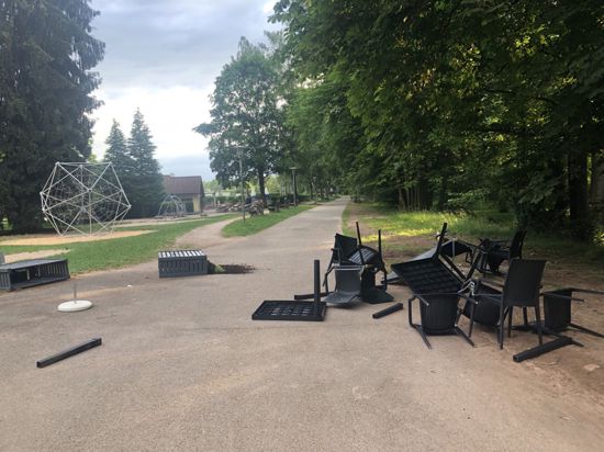 Mit ausgiebiger Zerstörungswut widmeten sich die Vandalen neben dem mobilen Eiswagen den dazugehörigen Stühlen und Tischen beim Spielplatz im Kurpark.  