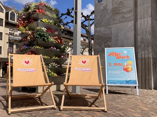 Zwei Liegestühle und ein Plakat weisen auf die erste After-Work-Party in der Gaggenauer Innenstadt hin.