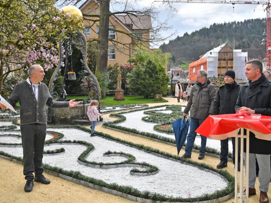 Über die gelungene Neugestaltung freute sich auch Jürgen Illig (links) vom Arbeitskreis Katz'sche Garten. Rechts Bürgermeister Julian Christ. 