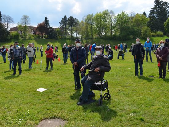Teilnehmer der Infoveranstaltung zur Erweiterung der Deponie Oberweier auf dem Sportplatz Oberweier 