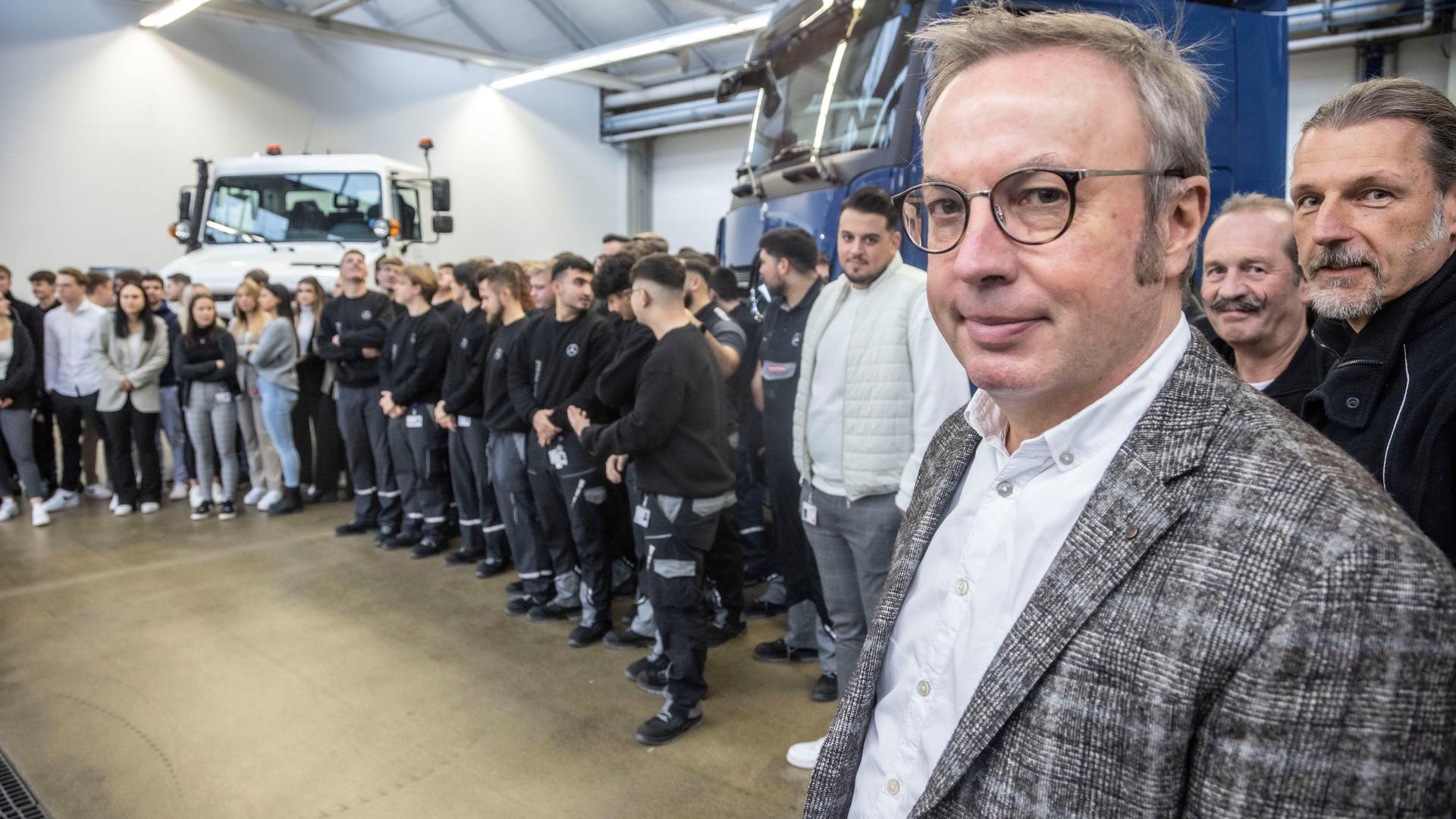 Als Azubi abgeblitzt: Personalvorstand Jürgen Hartwig gibt den neuen Auszubildenden und Studierenden bei Daimler Truck in Wörth ungeschönte Einblicke in seinen Werdegang.