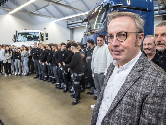 Als Azubi abgeblitzt: Personalvorstand Jürgen Hartwig gibt den neuen Auszubildenden und Studierenden bei Daimler Truck in Wörth ungeschönte Einblicke in seinen Werdegang.