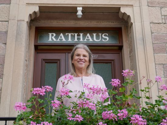 Ortsvorsteherin von Gaggenau-Sulzbach Josefa Hofmann auf der Rathaustreppe in Sulzbach