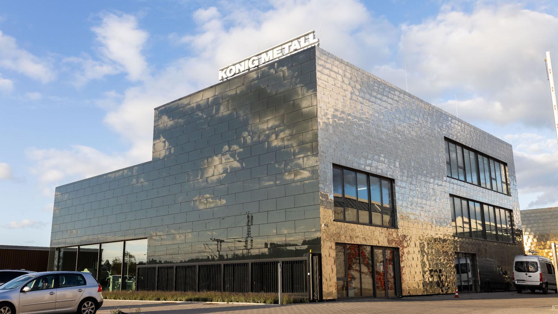 Ein Gebäude der Firma König Metall steht auf dem Firmengelände in Gaggenau.