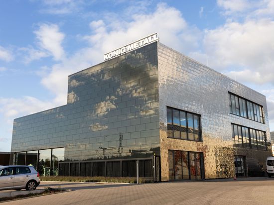 Ein Gebäude der Firma König Metall steht auf dem Firmengelände in Gaggenau.
