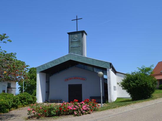 Die kleine Freiolsheimer Kirche ist 1963 von der damals selbstständigen Gemeinde Freiolsheim erbaut und 30 Jahre später an die Kirchengemeinde „Maria Hilf“ verkauft worden.