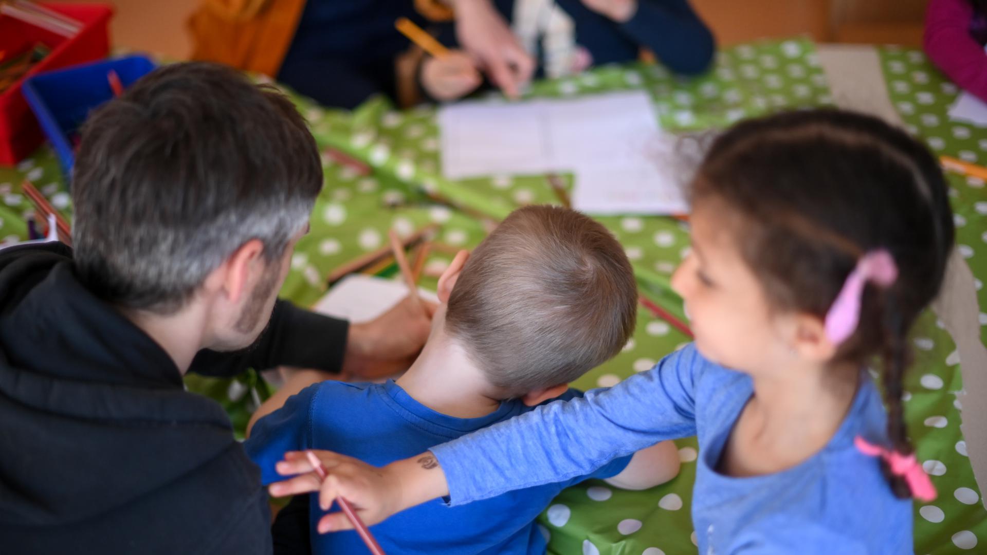Kinder werden während der Freizeitbetreuung in der Arche in Hellersdorf betreut. Der Verein "Die Arche Christliches Kinder- und Jugendwerk" betreibt Freizeiteinrichtungen und Schulbetreuung für sozial benachteiligte Kinder. +++ dpa-Bildfunk +++