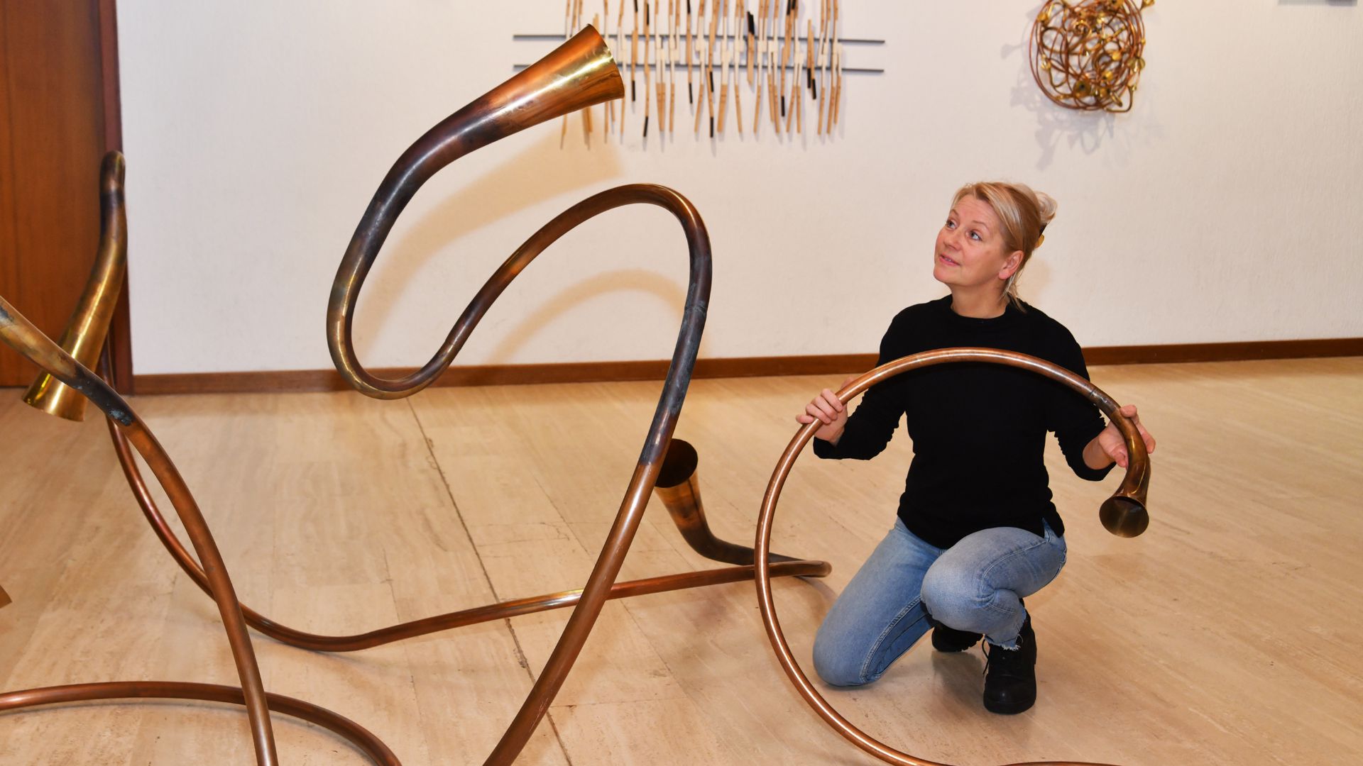  Künstlerin Anja Michaela Kretz mit ihrer Skulptur