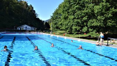 Kuppelsteinbad Ottenau: 16000 Badegäste besuchten in diesem Jahr das Kuppelsteinbad in Ottenau, Schwimmbecken mit Badegästen