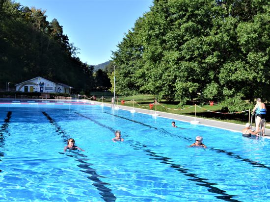Kuppelsteinbad Ottenau: 16000 Badegäste besuchten in diesem Jahr das Kuppelsteinbad in Ottenau, Schwimmbecken mit Badegästen