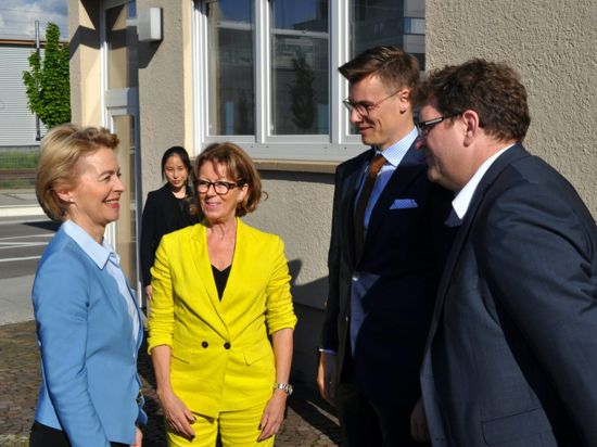 Ursula von der Leyen mit CDU Kreisvorsitzenden Brigitte Schäuble, dem Bundestagsabgeordneten Kai Whittaker und dem Landtagsabgeordneten Alexander Becker.