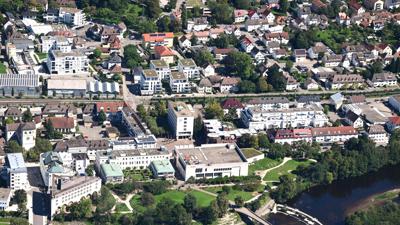 Das markante Parkhotel mit seinem dreieckigen Grundriss bildet das nördliche Ende des Murgparks in der Innenstadt von Gaggenau.
