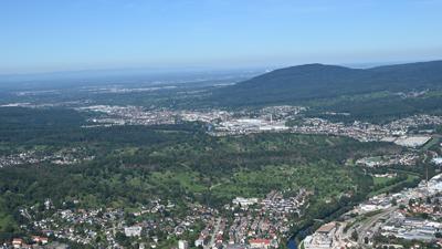 Luftbild. Blick über Gernsbach und Gaggenau hinweg in die Rheinebene. Der Eichelberg (hinten rechts) gilt als potenziell geeigneter Standort für Windkraftanlagen.