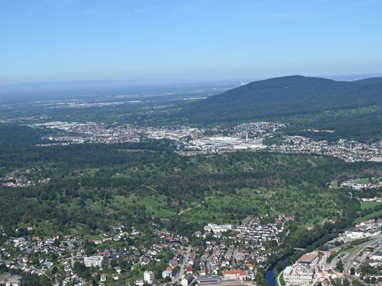 Luftbild. Blick über Gernsbach und Gaggenau hinweg in die Rheinebene. Der Eichelberg (hinten rechts) gilt als potenziell geeigneter Standort für Windkraftanlagen.