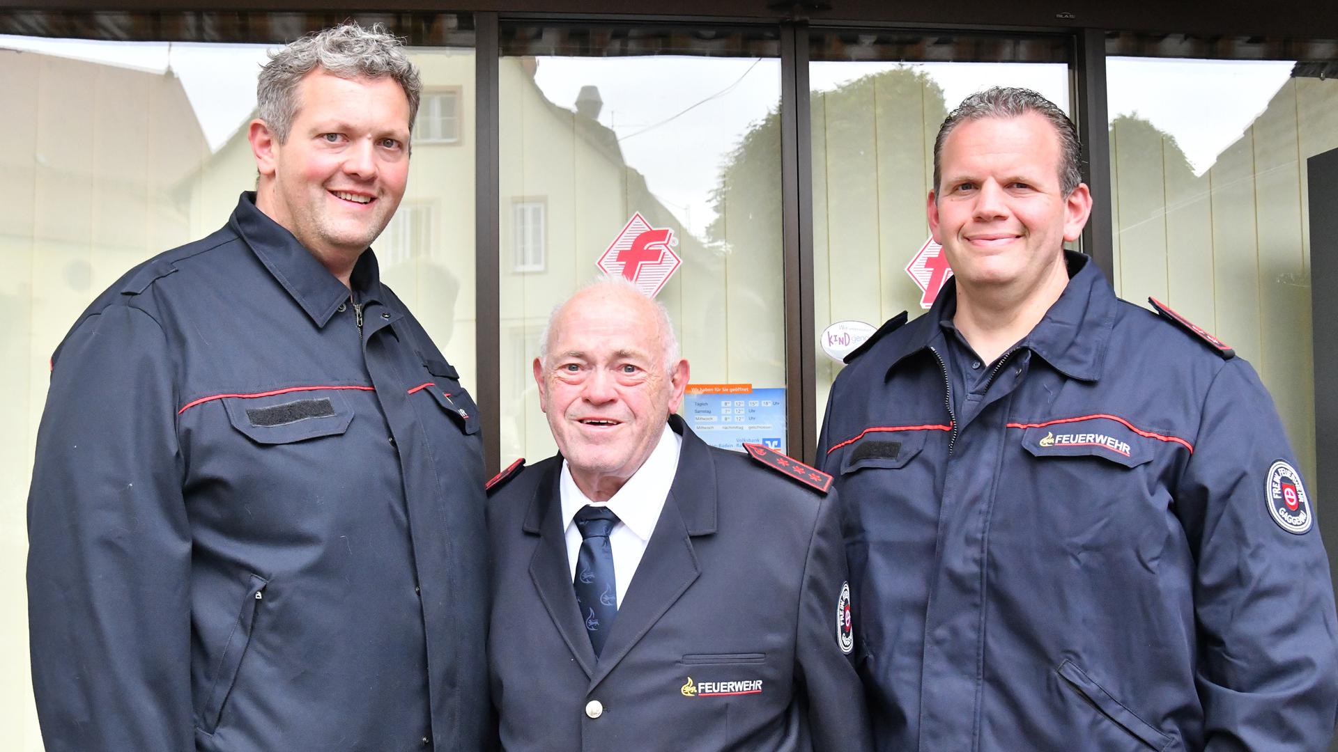 Michael Lust, Senior Leo Lust und Andreas Lust in Uniformen der Freiwilligen Feuerwehr