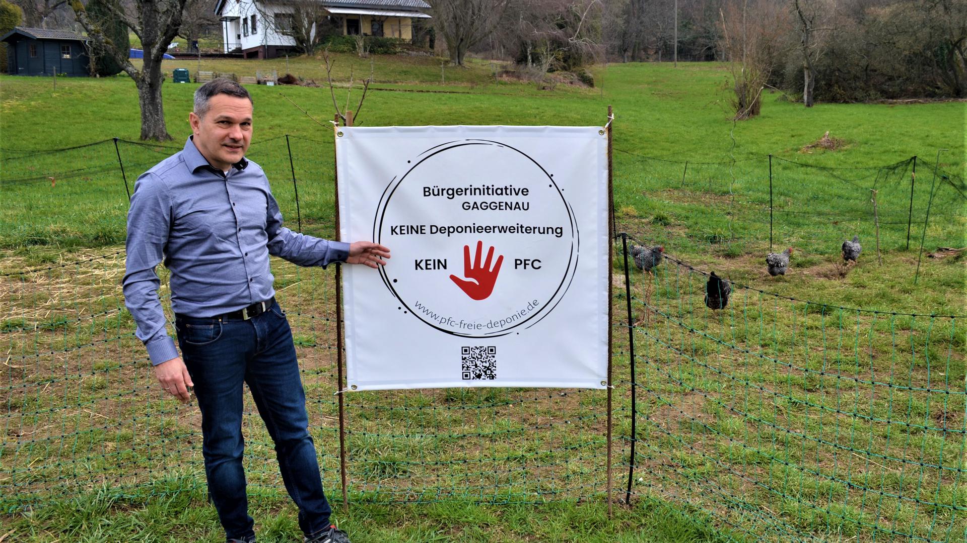 Markus Huster neben einem Plakat „Bürgerinitiative Gaggenau – Keine Deponieerweiterung – Kein PFC“