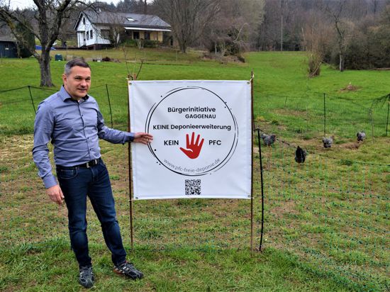Markus Huster neben einem Plakat „Bürgerinitiative Gaggenau – Keine Deponieerweiterung – Kein PFC“