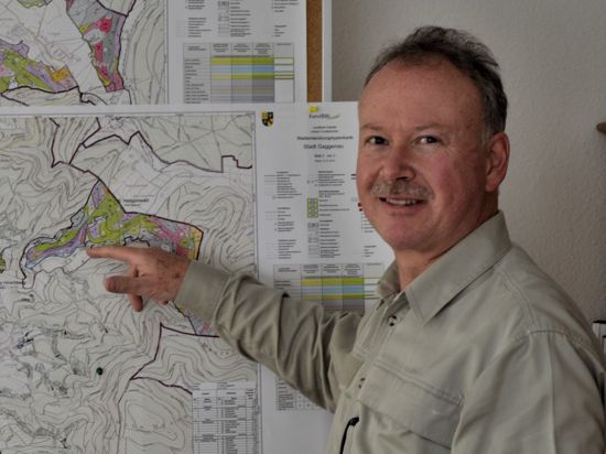 Markus Krebs, Leiter der Forst-Bezirksverwaltung in Gaggenau zeigt auf eine Karte