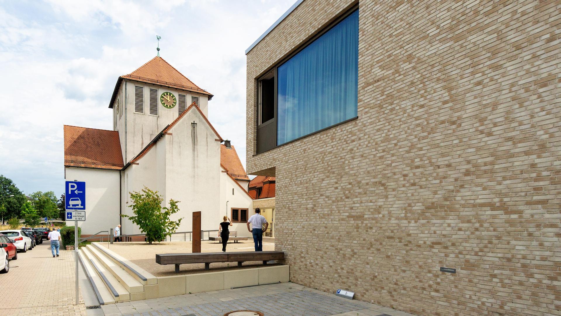 Die Markuskirche und das neue Gemeindehaus bilden ein gelungenes Ensemble. 