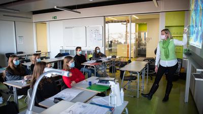 Bayern, München: Lehrerin Meike Wiese steht im Unterricht in einem Geographie-Seminar in der Jahrgangsstufe elf am staatlichen Gymnasium Trudering vor ihren Schülerinnen und Schülern. 