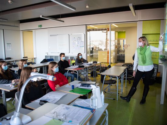 Bayern, München: Lehrerin Meike Wiese steht im Unterricht in einem Geographie-Seminar in der Jahrgangsstufe elf am staatlichen Gymnasium Trudering vor ihren Schülerinnen und Schülern. 
