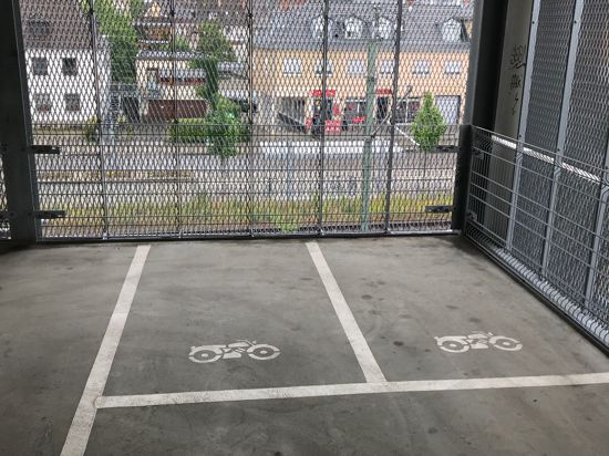 Zwei leere Motorradparkplätze
