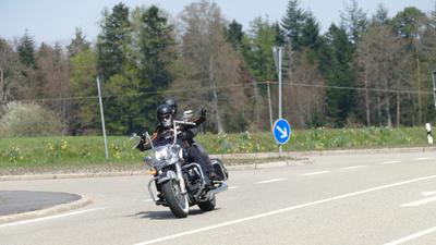 Motorräder an der Abzweigung nach Freiolsheim (zwischen Michelbach und Moosbronn)