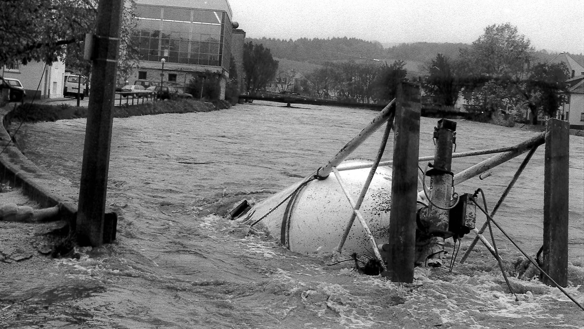 Beim Hochwasser im Oktober 1998 reißt die Murg in der Gaggenauer Innenstadt ein Bausilo mit.