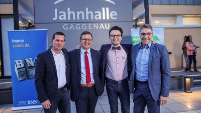 Die vier Kandidaten für die Oberbürgermeisterwahl in Gaggenau 2023 stehen nebeneinander.