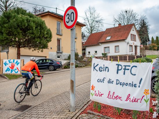 Straße, Radfahrer und Plakat „Kein PFC“