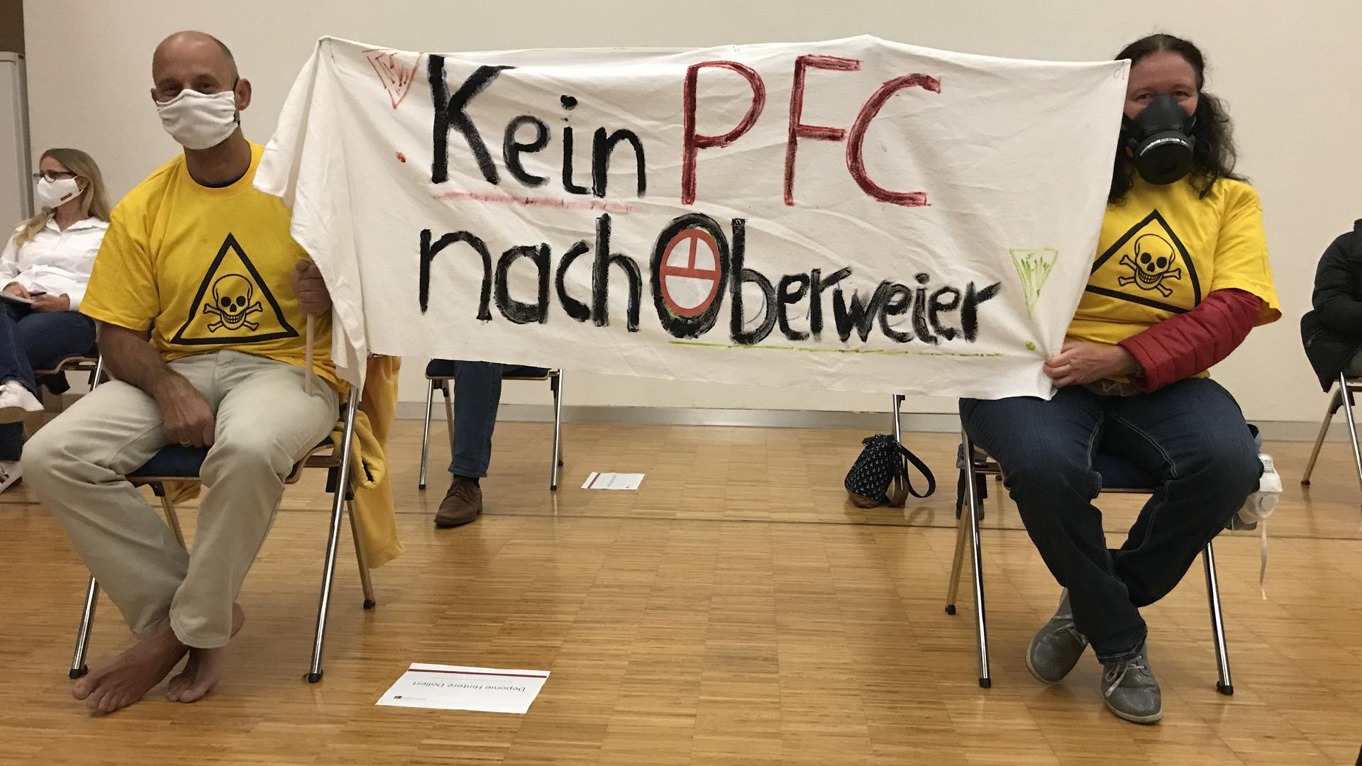 Die Zuhörer zeigen klare Kante: „Kein PFC nach Oberweier“ ist die deutliche Botschaft der Bannerträger und Redner in der Jahnhalle Gaggenau.
