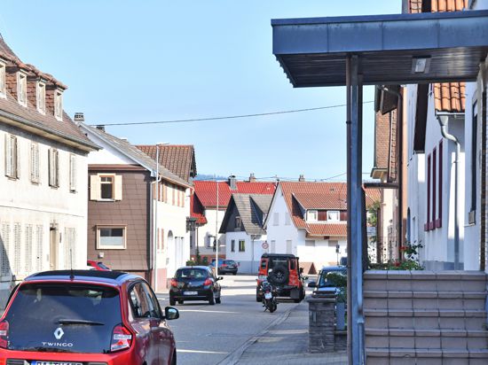 Wenn auf der rechten Seite geparkt wird, wird es eng in der Ortsdurchfahrt von Hörden. Rechts ist die ehemalige Gaststätte „Bierhaus“ zu sehen.
