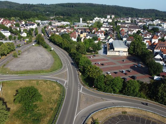 Drohnenbild von der B462 mit den Auf- und Abfahrten Gaggenau-Mitte. Blickrichtung ist in Fahrtrichtung Rastatt. In der Bildmitte rechts der Jahnplatz mit Jahnhalle.