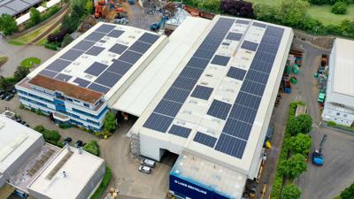 Photovoltaikanlage auf dem Dach der Firma Lang Recycling.