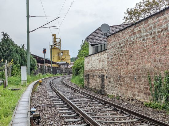 Schienen der Murgtalbahn beim Holzwerk in Gaggenau-Hörden.
