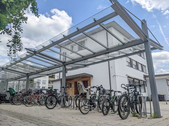 Mehrere Fahrräder stehen vor einem Bahnhofsgebäude.