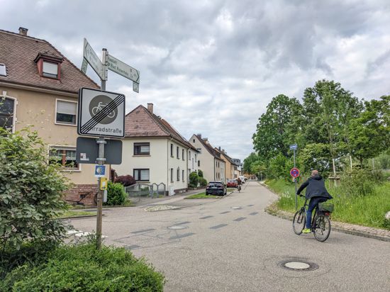 Ein Radfahrer biegt in Gaggenau an einer Kreuzung nach rechts ab. 