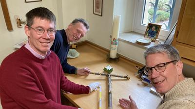 Christopher Dowe vom Haus der Geschichte in Stuttgart, Ernst Kraft und Pfarrer Tobias Merz mit dem Pilgerkreuz aus Gaggenau
