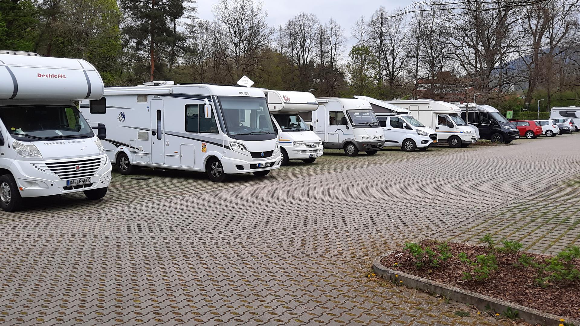 Plätze für Wohnmobile sind im Bereich Rotherma Parkplatz im Kurpark sehr oft belegt.