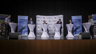Die Kandidaten für die OB-Wahl in Gaggenau stehen bei einer Podiumsdiskussion auf der Bühne
