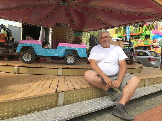 Hugo Levy freut sich auf die Eröffnung: Beim Pop-Up-Freizeitpark in Gaggenau arbeiten zu können, tut nicht nur dem Geldbeutel der Schausteller gut, sondern auch ihrer Seele. „Das ist kein Beruf, das ist eine Lebenseinstellung“, sagt er gerne.