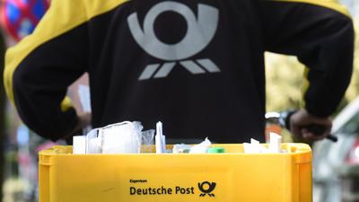 Eine Postzustellerin fährt am 09.06.2015 in Langenhagen in der Hannover (Niedersachsen) Post aus. Mitarbeiter der Post in verschiedenen Bundesländern sind in einen unbefristeten Streik getreten. Foto: Holger Hollemann/dpa ++ +++ dpa-Bildfunk +++