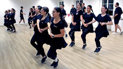 Die Tänzerinnen und Tänzer des serbischen Kulturzentrums „Vuk Stefanovic Karadzic Rastatt“ beim Training